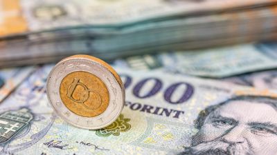 Nagy ütéseket kapott a forint – Merre tovább?