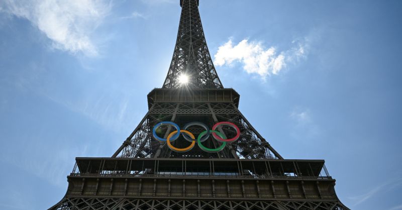 Tűz ötütt ki az Eiffel-toronyban, evakuálták a turistákat 