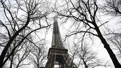 Tűz ütött ki az Eiffel-toronyban – a bentlévőket evakuálták