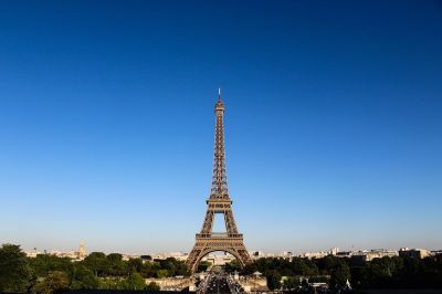 Tűz ütött ki az Eiffel-toronyban, evakuálták a turistákat