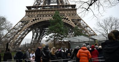 Tűz ütött ki az Eiffel-toronyban: rengeteg embert kellett evakuálni 