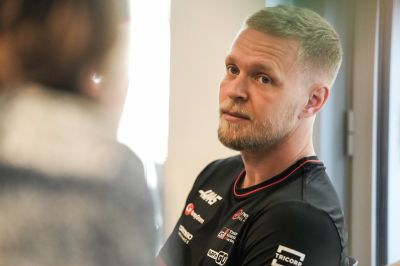 A Ferrari és a Red Bull F1-es üléséről is épp csak lecsúszott Magnussen?