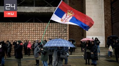 A szerb egyetemisták ezer levelet adtak a főügyésznek az újvidéki pályaudvaromlás miatt