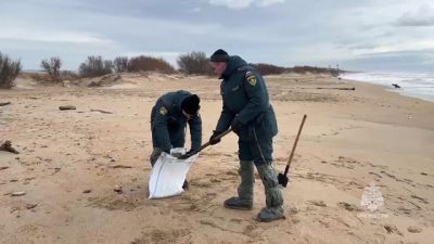  Az orosz tankerek balesete után vészhelyzetet hirdettek ki a Krasznodari területen az olajszennyezés miatt - videó  