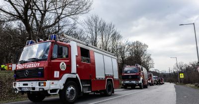 Kigyulladt adventi koszorú, felborult köztéri karácsonyfa és a szél által megtépázott vásári bódék: döbbenetes, hogy telt a magyar tűzoltók szentestéje