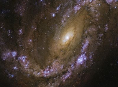 Így néz ki a 45 millió fényévre lévő galaxis, amit szupernóva-robbanások fénye világít meg