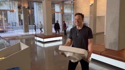 
Kaotikus időszak elé nézünk, ha Elon Musk az amerikai kormány átalakítását is úgy képzeli el, ahogy a Twitterét