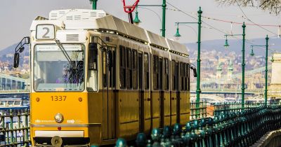 Súlyos baleset Budapesten: villamos és autó ütközött a Ferenc körúton