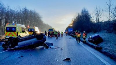 Tömegbaleset Csehországban: 12 személy megsérült, miután öt autó ütközött