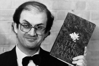 36 év után újra kapható Indiában Salman Rushdie Sátáni versek című betiltott regénye