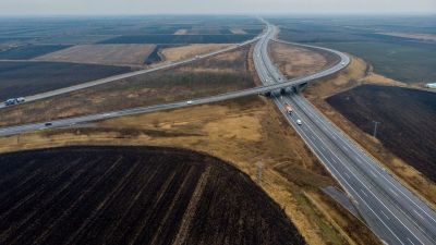 Beindult az úthenger: rá sem ismerni a magyar utakra