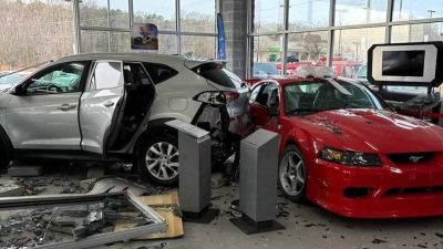 Ford kereskedésbe csapódott egy Hyundai, összetört egy gyűjtői Mustangot