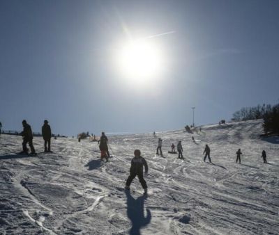 Megkezdődött a síszezon a mátraszentistváni Síparkban