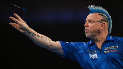 A „vénember” továbbjutott, óriási csata a darts-vb-n