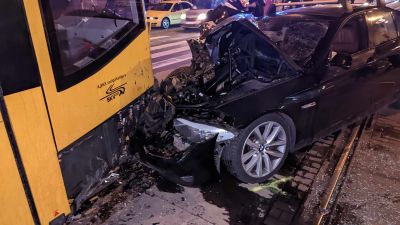 Villamossal ütközött a BMW-s a körúton