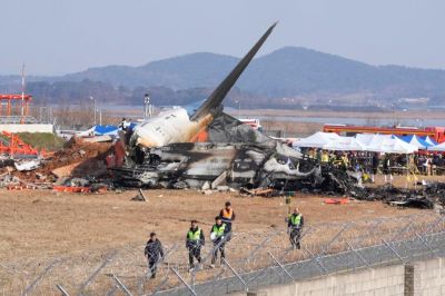 181 személlyel a fedélzetén landolás után falnak ütközött és kigyulladt egy repülőgép Dél-Koreában, majdnem mindenki meghalt! (Videó + Fotók)