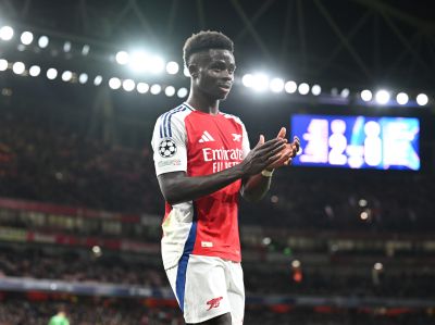 Bukayo Saka üzent a szurkolóknak