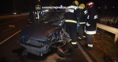 Drámai mentés a Bécsi úton: beszorult férfit szabadítottak ki a tűzoltók - videó