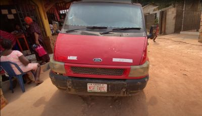 Ilyen állapotban van egy nagyon sokat futott nigériai Ford Transit