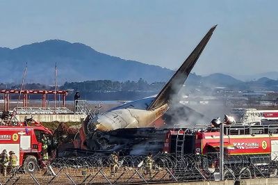 Landolás után túlszaladt és falnak ütközött egy repülőgép Dél-Koreában, legalább 177-en meghaltak, csak két túlélőt találtak