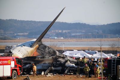 Légi katasztrófa leszállás közben: túlfutott a futómű nélkül landoló utasszállító, 181 emberből csak két túlélő van Dél-Koreában