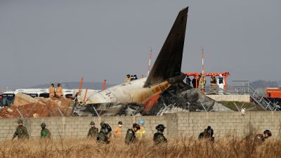 Súlyos repülőgép-szerencsétlenség történt Dél-Koreában: túlfutott, és falnak ütközött egy utasszállító