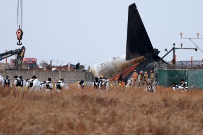 Szakértő: ha nem lett volna ott a betonfal, minden utas túléli a dél-koreai légi-katasztrófát