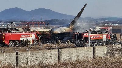 Tragédia Dél-Koreában: legalább 120-an meghaltak, miután egy repülőgép letért a kifutópályáról és falnak ütközött (VIDEÓ)