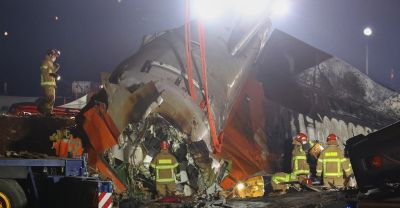 Videó: betonfalnak ütközött egy utasszállító Dél-Koreában, legalább 176 ember meghalt