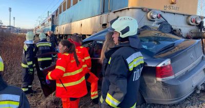 Vonat elé hajtott egy autó Zalaegerszegen: sokkoló fotók érkeztek a helyszínről