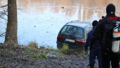 Apró figyelmetlenség miatt landolt a szabadstrand vizében ez az autó + videó