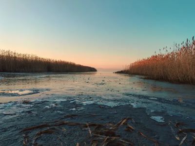 Befagyott a Balaton széle, jégtáblák és köd borítja