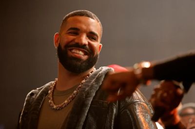 Drake jótékonykodós műsort indítana, amiben tehetős emberek rászorulókon segítenének