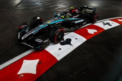 Elárulta a Mercedes, miért szenvedett Hamilton a W15-össel