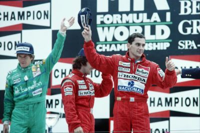 Elárverezik Ayrton Senna 1998-as ikonikus kezeslábasát