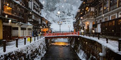 Elege van a fotózkodó turistákból japán festői szépségű városkájának