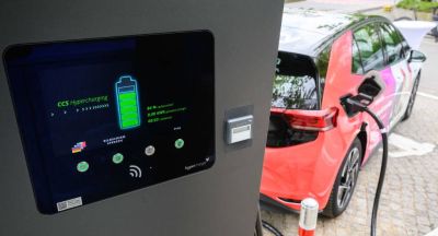 Jelentősen emelkedhetnek jövőre a globális elektromos autó eladások, főleg Európában és Indiában