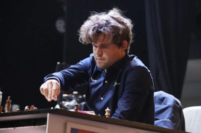 Mégis versenyezni fog a sakkvilágbajnokságon a farmerbalhé után visszalépő Magnus Carlsen