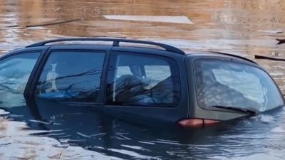 Nem mindennapi baleset: sofőr nélkül hajtott egy autó a Dunába (VIDEÓ)