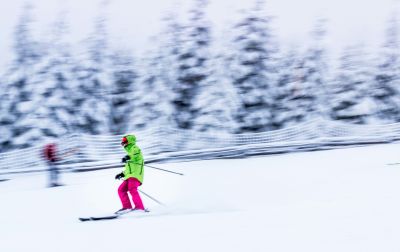 Súlyos síbaleset történt Ausztriában: magyar síelőnek csapódott egy 17 éves lány