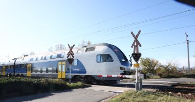 Tragédia a síneken: a Tokaj InterCity elé hajtott egy autós, esélye sem volt a túlélésre a sofőrnek