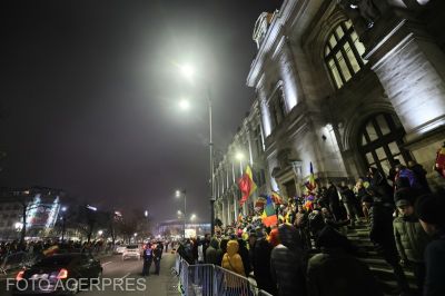 Tüntetnek Bukarestben a Georgescu-szimpatizánsok a bukaresti ítélőtáblánál 