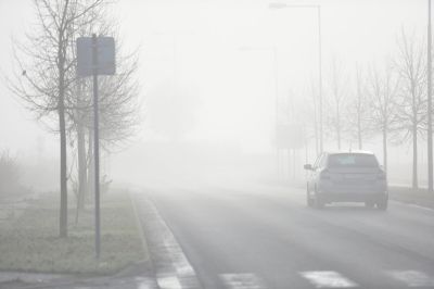 Aki autóba ül, legyen nagyon óvatos – csúszósak az utak, és a köd is nehezítheti a közlekedést