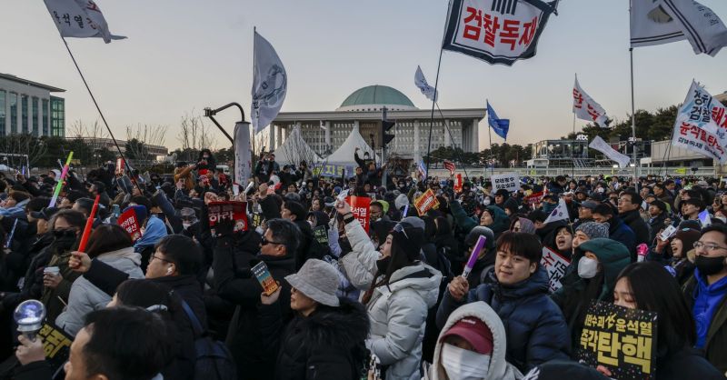 Elfogatóparancsot adtak ki a felfüggesztett dél-koreai elnök ellen