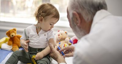 Gyermekkori kötelező oltások Magyarországon: Mikor és milyen oltásokat kapnak a kicsik?