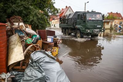 Népirtás árvízzel, a háttérhatalom miatt ránk kényszerített rovaralapú élelmiszerek, háborús rettegés: ezek voltak a az év legsúlyosabb álhírkampányai