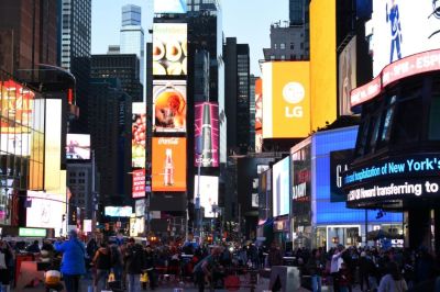 New Yorkban komoly biztonsági intézkedések mellett több mint 1 millió embert várnak a belvárosi Times Square-re az új évet köszönteni