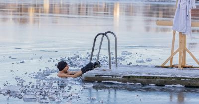 A látványtól is megfagyunk: a jeges Pécsi-tóban mártózott meg Orfű polgármestere – videó