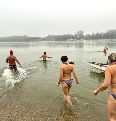 A Sárkányok is megfürödtek a 3 fokos Dunában – képek