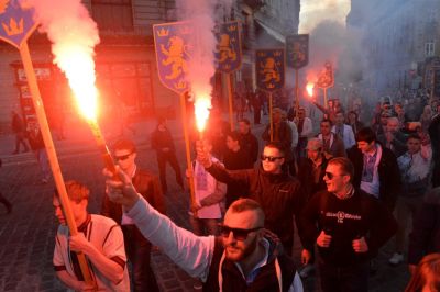 Bandera tiszteletére vonultak az ukrán neonácik Lembergben + VIDEÓ